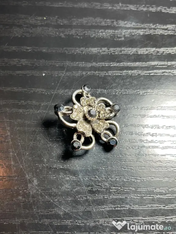Broșă Vintage Metalică model Floral cu Strasuri Stil Retro Gotic 3 cm anii 70-80