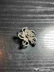 Broșă Vintage Metalică model Floral cu Strasuri Stil Retro Gotic 3 cm anii 70-80 