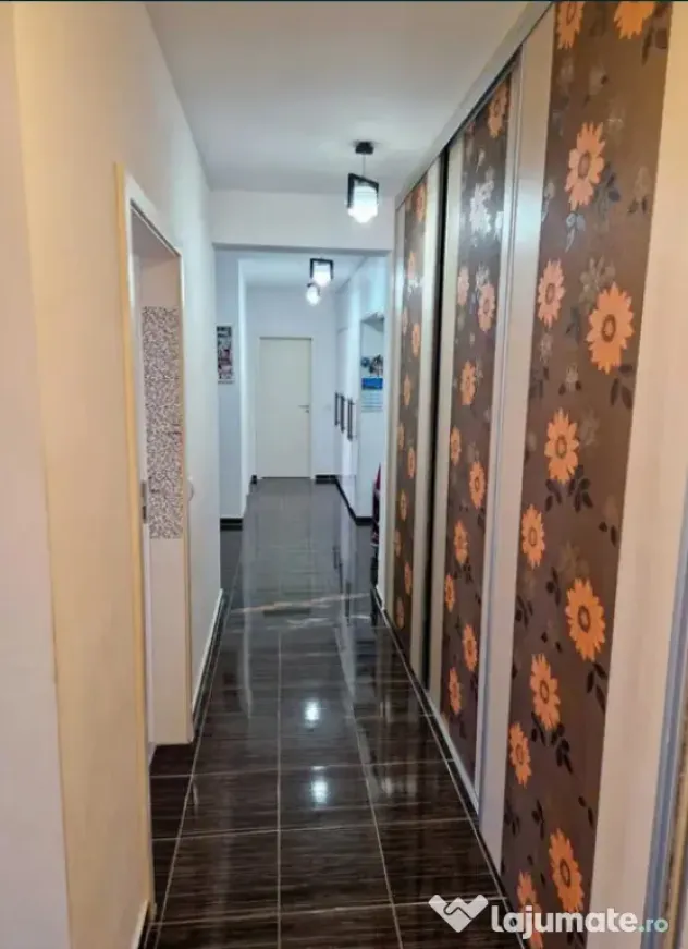 Apartament cu 3 camere, decomandat - zona Avantgarden