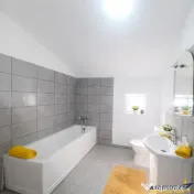 Casa la pret de apartament, curte individuala, terasa, toate 