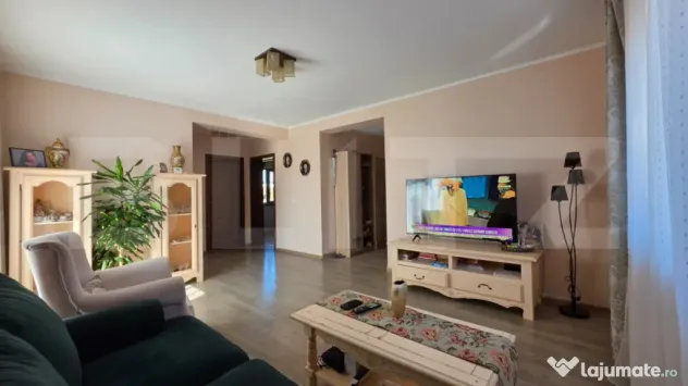 Apartament 3 camere, loc parcare, Curte