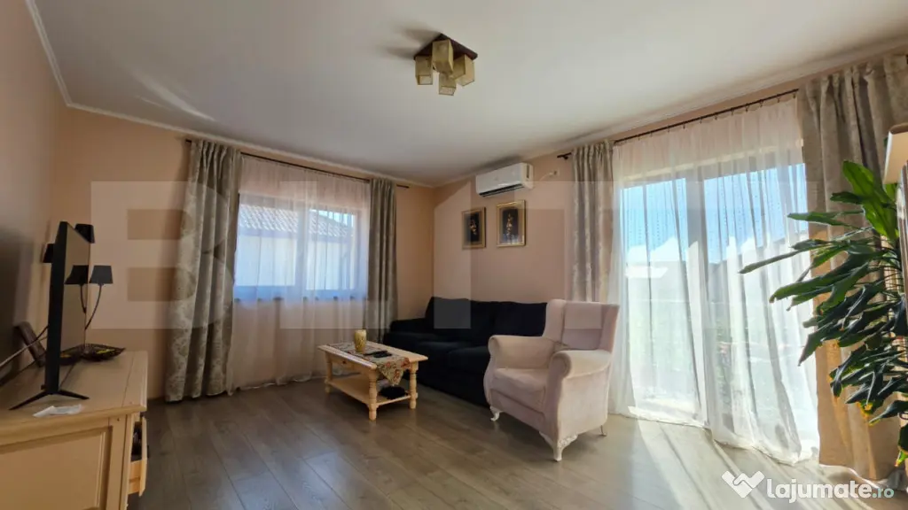 Apartament 3 camere, loc parcare, Curte