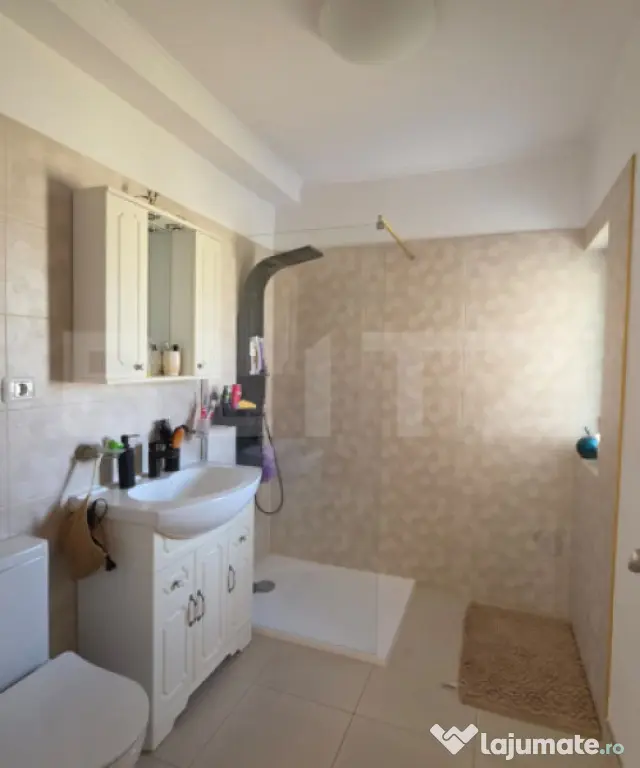Apartament 3 camere, loc parcare, Curte