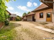 Ansamblu: Casa atelier sura 1.123mp teren, Sat Lunga, 