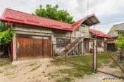 Ansamblu: Casa atelier sura 1.123mp teren, Sat Lunga, 