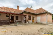 Ansamblu: Casa atelier sura 1.123mp teren, Sat Lunga, 