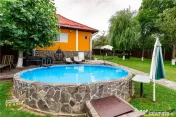 FILM! Doua case cu:piscina,foisor,arbori decorativi,1.700mp 