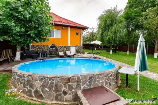 FILM! Doua case cu:piscina,foisor,arbori decorativi,1.700mp