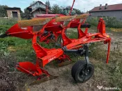 Plug reversibil purtat KUHN Multi-Master 113 4T, în configurație de 3+1 trupițe