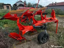 Plug reversibil purtat KUHN Multi-Master 113 4T, în configurație de 3+1 trupițe