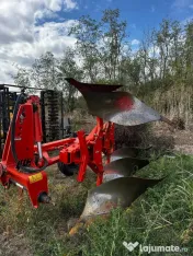 Plug reversibil purtat KUHN Multi-Master 113 4T, în configurație de 3+1 trupițe