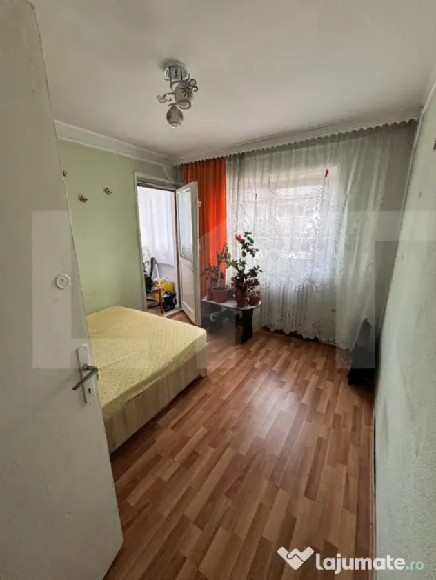 Apartament cu 3 camere decomandat - 64 mp + balcon - Zona Sf