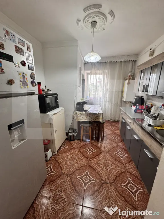 Apartament cu 3 camere decomandat - 64 mp + balcon - Zona Sf