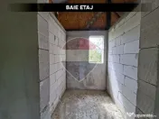 Casă cu 4 camere de vânzare