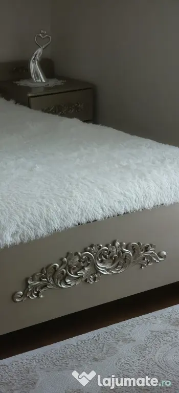 Vând set mobilier dormitor König - lemn sculptat - culoare Platină