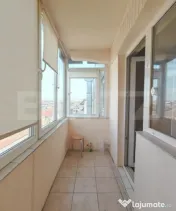 Apartament cu 3 camere,decomandat, zona Nufărul