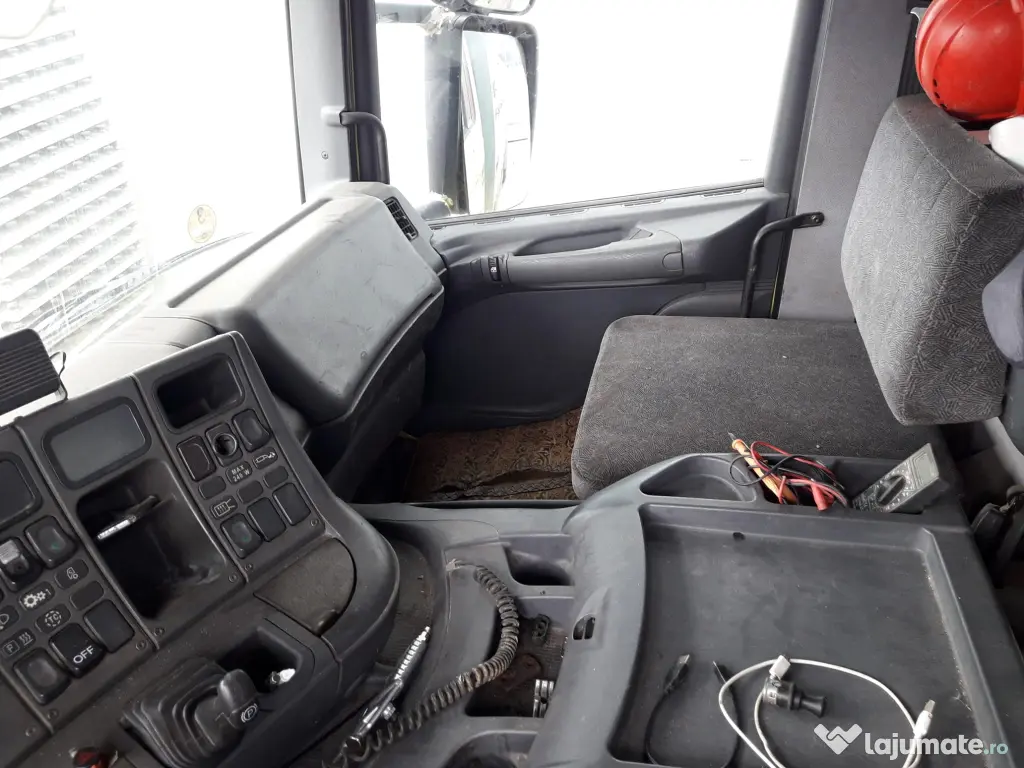 Camion cu macara SCANIA