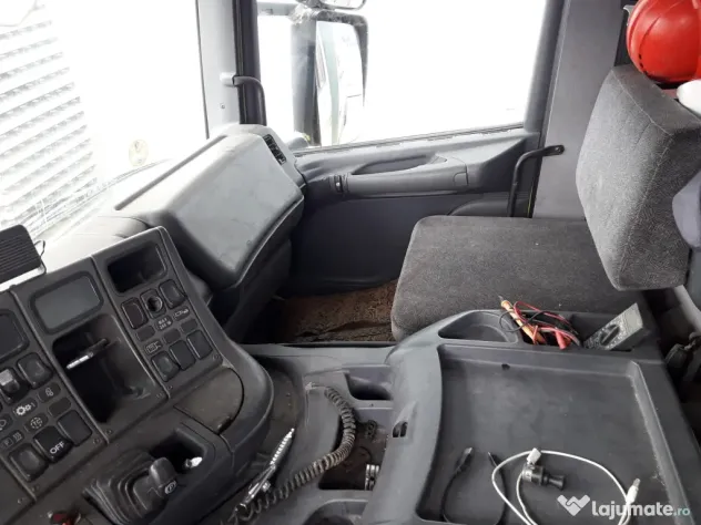 Camion cu macara SCANIA