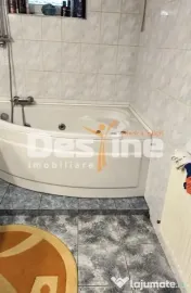 Casă P+E+M + corp secundar , 240 mp teren , 2 garaje 