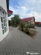Se vinde casă spatioasa și spațiu comercial – Butoie?