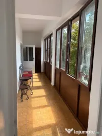 Persoana fizică închiriez apartament cu 3 camere în Brașov, zona centr