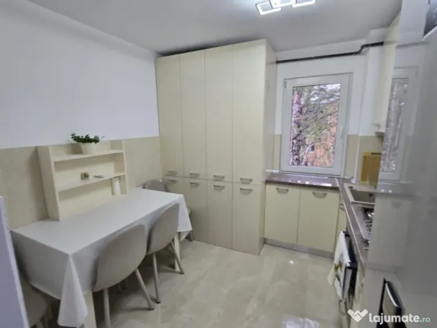 Ofer spre inchiriere apartament cu 3 camere bd. Garii
