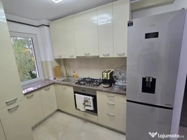 Ofer spre inchiriere apartament cu 3 camere bd. Garii