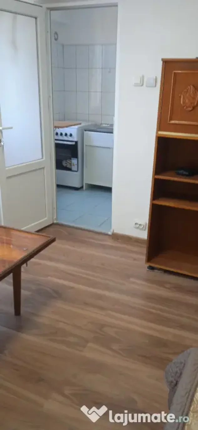 Închiriez garsoniera