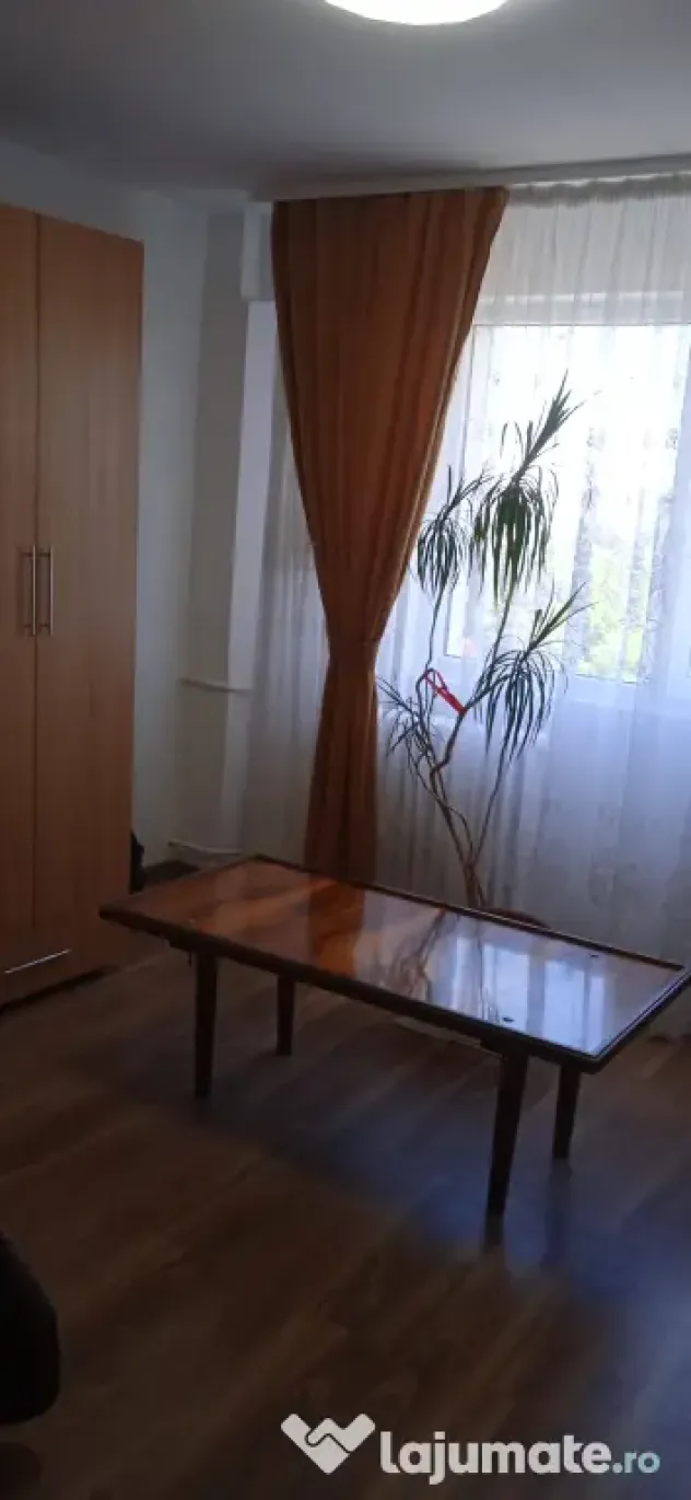 Închiriez garsoniera