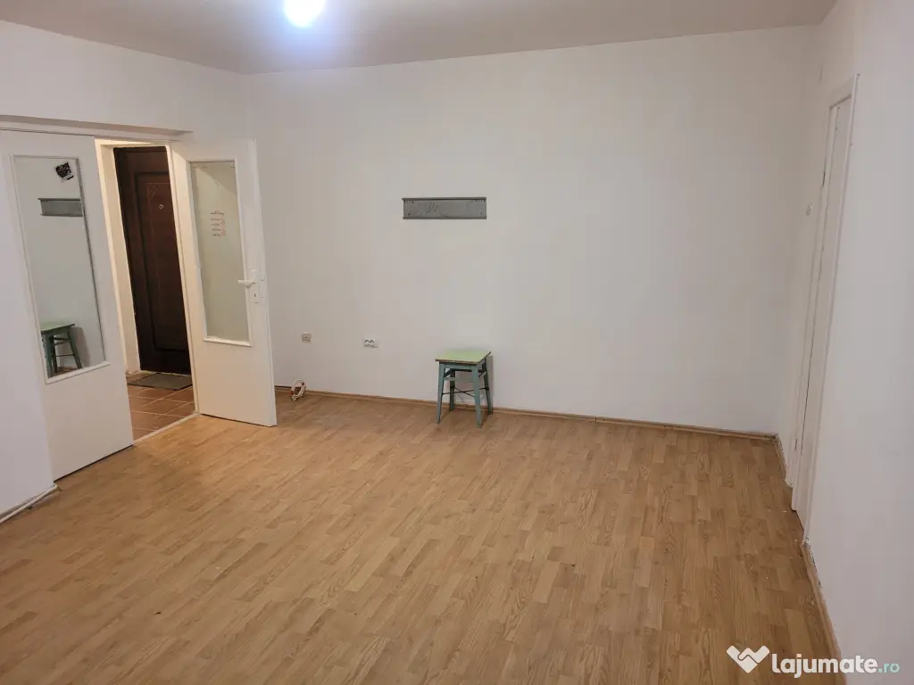 Închiriez apartament cu o camera