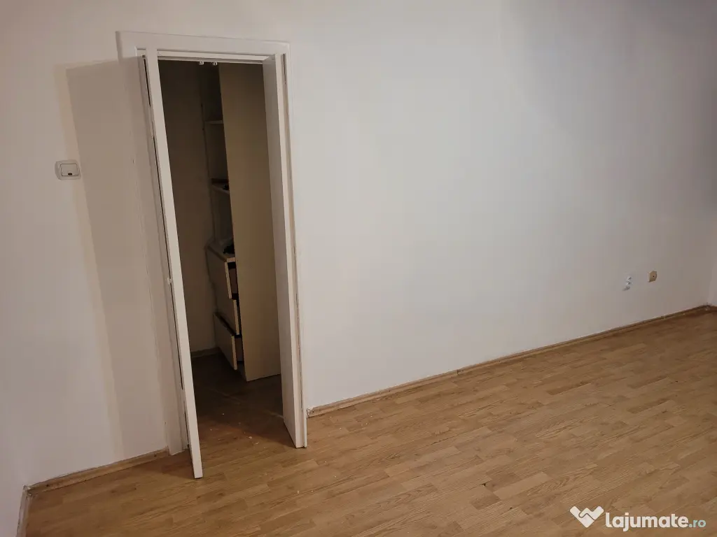 Închiriez apartament cu o camera