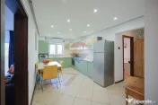 De vânzare apartament cu 4 camere și un loc de parcare,...