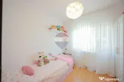 De vânzare apartament cu 4 camere și un loc de parcare,...