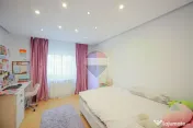 De vânzare apartament cu 4 camere și un loc de parcare,...