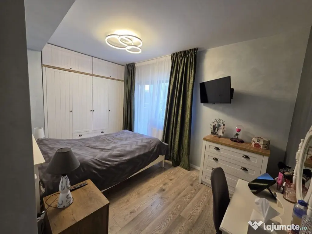 Decomandat, mobilat, utilat, terasa 20mp, balcon, boxa, parc - Brasov (Brasov)