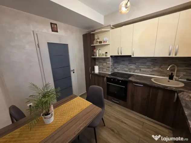 Decomandat, mobilat, utilat, terasa 20mp, balcon, boxa, parc - Brasov (Brasov)