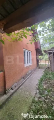 Casa cu doua corpuri