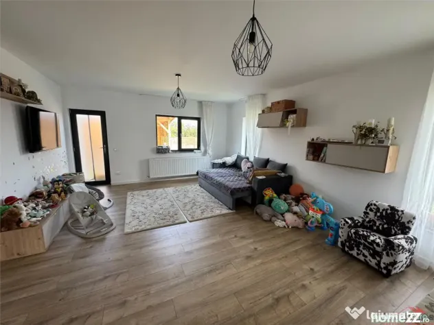 Casa noua, 3 cam, 2 bai, mobilata si utilata, curte, foisor - Focsani (Vrancea)