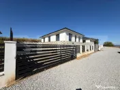 Casă modernă, pe un singur nivel, cu priveliște asupra or