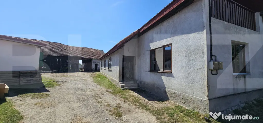 Casă cu anexe gospodărești și teren generos de vânzare - Ozun (Covasna)