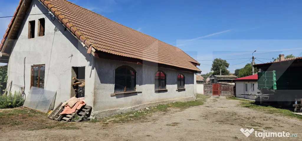 Casă cu anexe gospodărești și teren generos de vânzare - Ozun (Covasna)