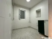 Spatiu comercial stradal, vad pietonal, parcare libera 