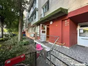 Spatiu comercial stradal, vad pietonal, parcare libera 
