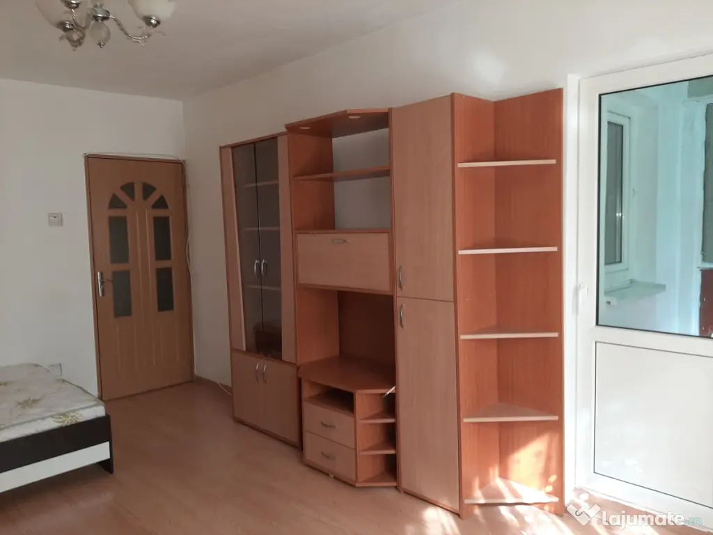 Proprietar vând garsonieră in Colentina/Cremenita,decomandată,etaj 1/10