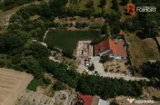 Casa individuala cu 8 camere si lac cu pesti, teren 4424 mp