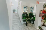 Casa individuala cu 8 camere si lac cu pesti, teren 4424 mp