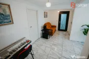 Casa individuala cu 8 camere si lac cu pesti, teren 4424 mp