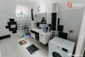 Casa individuala cu 8 camere si lac cu pesti, teren 4424 mp