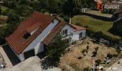 Casa individuala cu 8 camere si lac cu pesti, teren 4424 mp