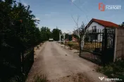 Casa individuala cu 8 camere si lac cu pesti, teren 4424 mp